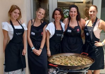 Trabajadoras de Conversia mostrando la paella que realizaron en el taller de cocina