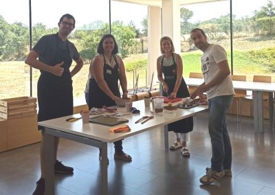 Trabajadores de Conversia en un taller de cocina