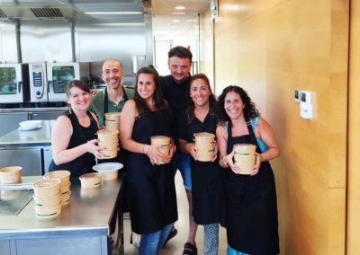 Trabajadores de Conversia con los platos que prepararon en un taller de cocina