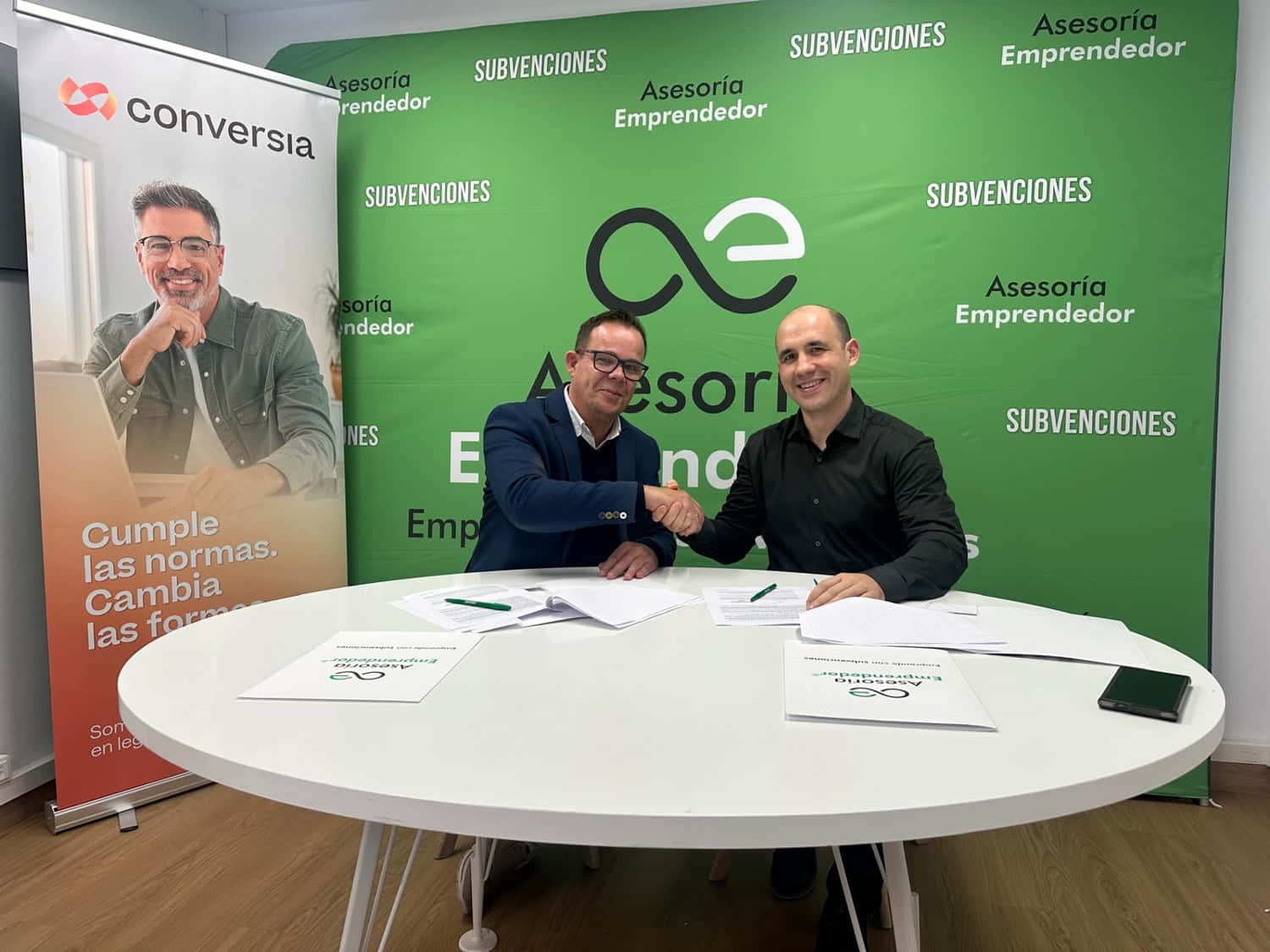 Conversia firma con Asesoría Emprendedor un acuerdo de colaboración en materia de cumplimiento normativo