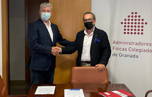 Representantes de Conversia y del Colegio de Administradores de Fincas de Granada durante la firma de un acuerdo de colaboración institucional.