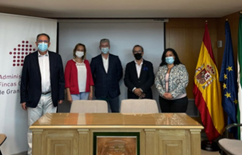 Representantes de Conversia y del Colegio de Administradores de Fincas de Granada posando tras la firma del acuerdo de colaboración.