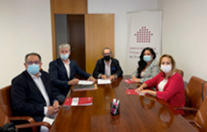 Representantes de Conversia y del Colegio de Administradores de Fincas de Granada durante una reunión institucional de colaboración.