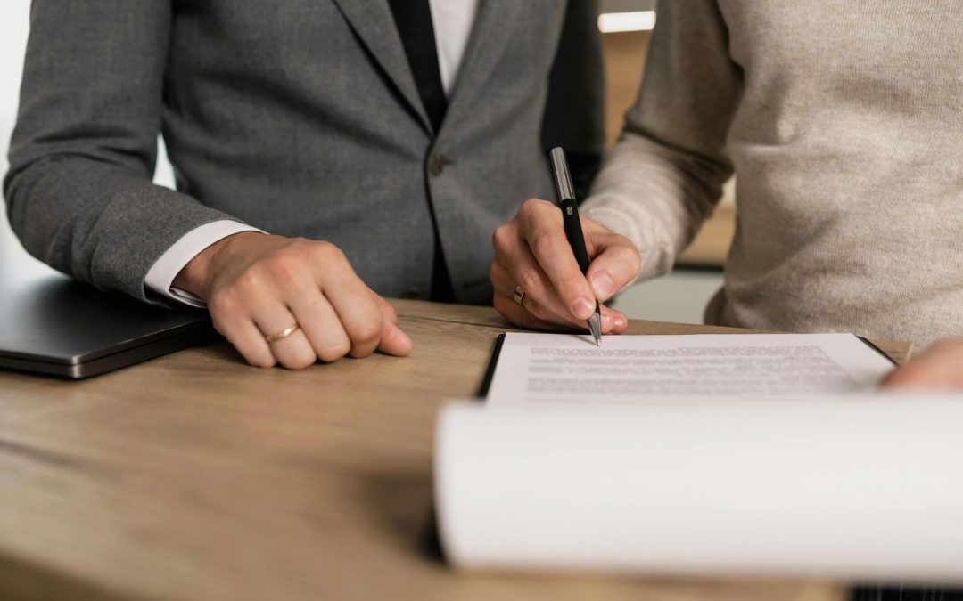 Firma de un acuerdo de colaboración entre entidades profesionales para impulsar el cumplimiento normativo y los servicios de asesoramiento empresarial.