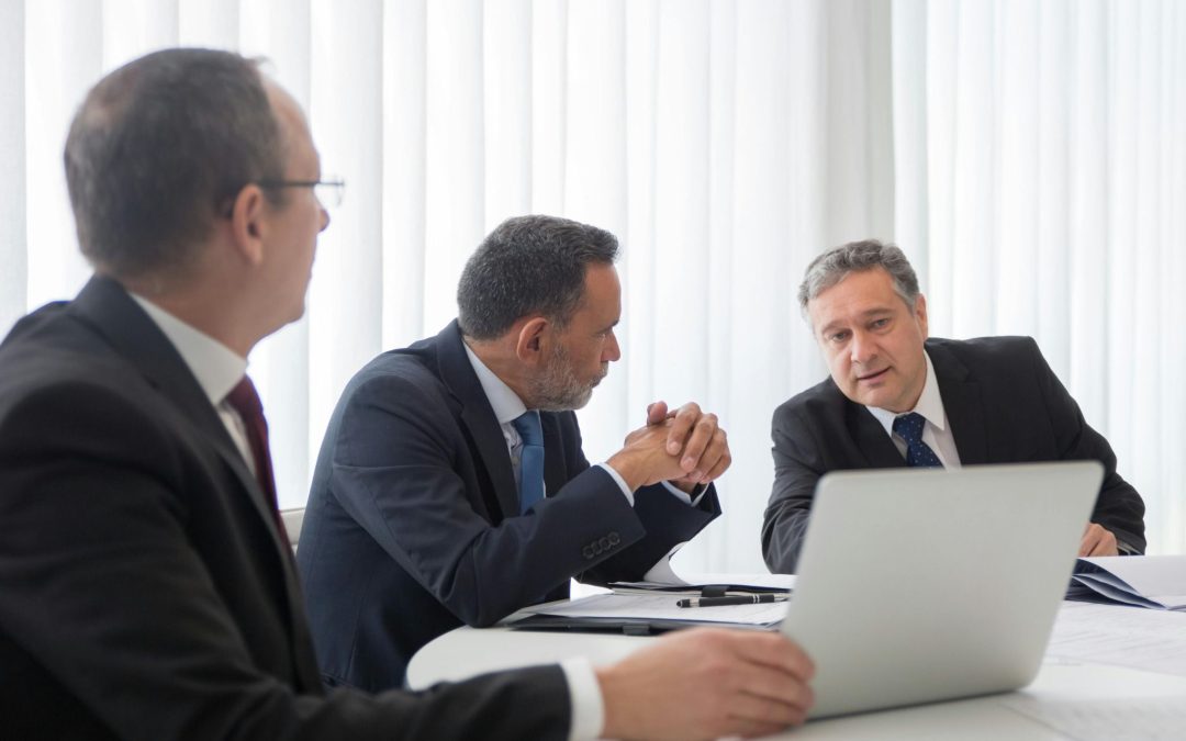 Reunión profesional entre representantes de entidades colaboradoras para impulsar el cumplimiento normativo y el asesoramiento especializado.