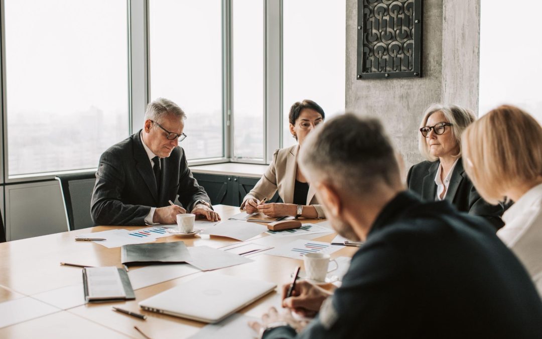 Reunión profesional entre representantes de entidades colaboradoras para impulsar el cumplimiento normativo y el asesoramiento empresarial.