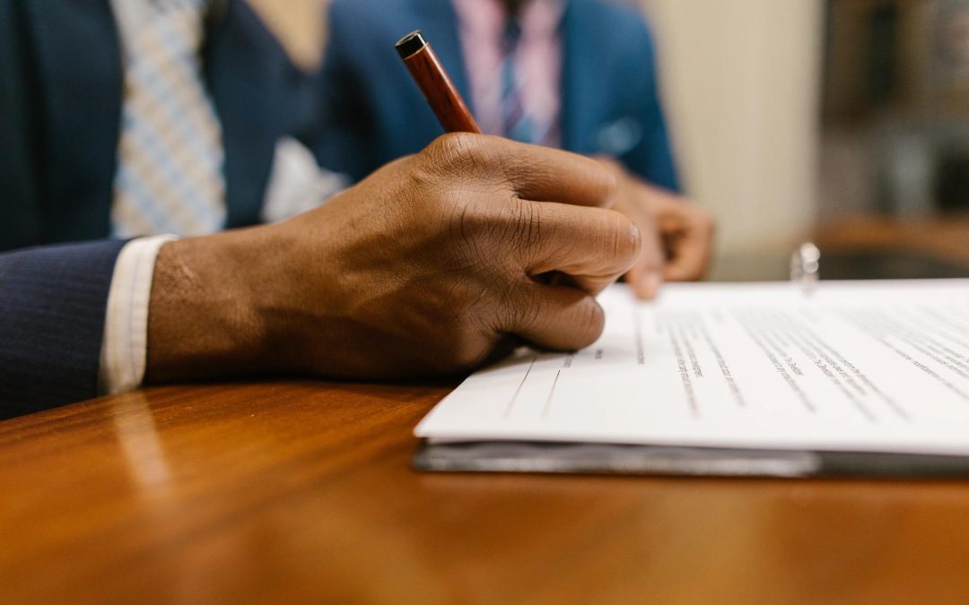 Firma de un acuerdo de colaboración entre entidades profesionales para reforzar el cumplimiento normativo y el asesoramiento empresarial.