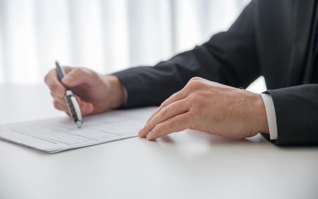 Firma de un acuerdo de colaboración entre profesionales en un entorno corporativo.
