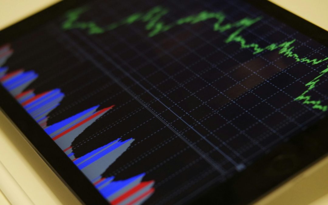 Pantalla con gráficos financieros y análisis de crecimiento empresarial.