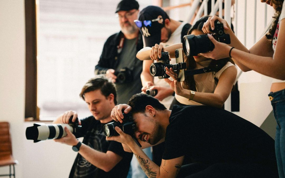Grupo de periodistas y fotógrafos trabajando durante una cobertura informativa.
