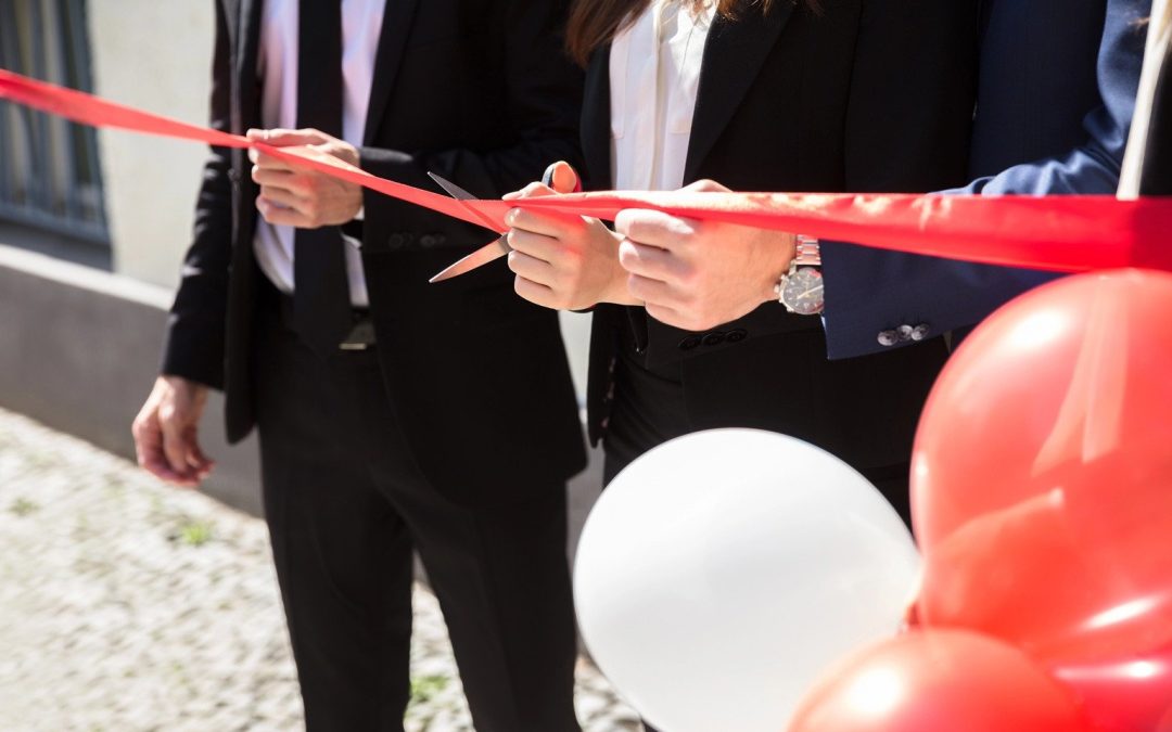 Acto simbólico de inauguración y apertura de nuevas oficinas comerciales.