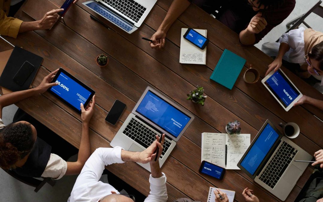 Equipo de profesionales trabajando en una sesión colaborativa sobre innovación tecnológica e inteligencia artificial.