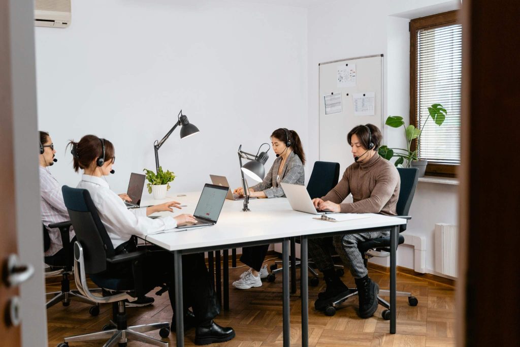 Equipo profesional trabajando en una nueva oficina comercial de Conversia.