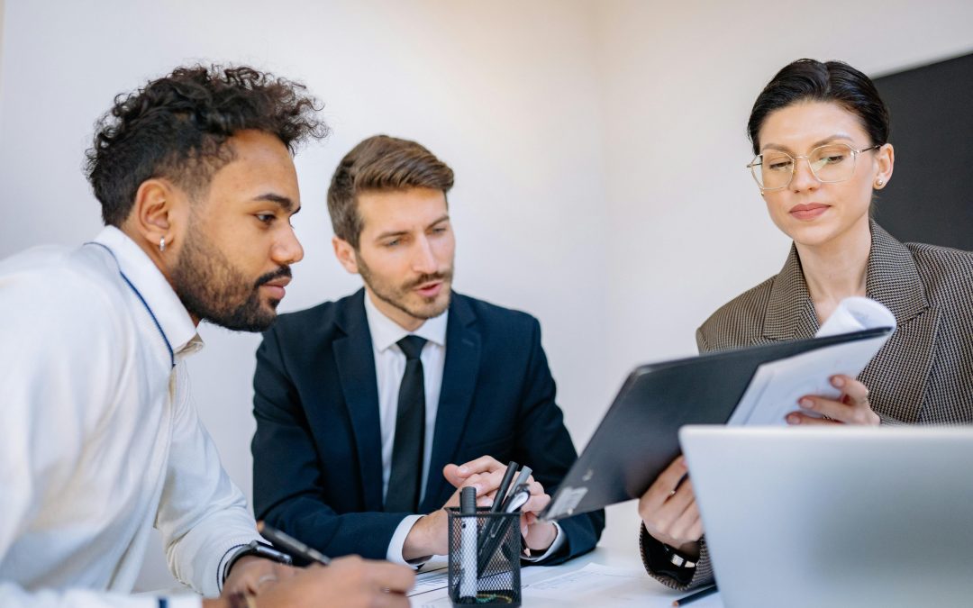 Equipo de profesionales revisando documentación y coordinando tareas de compliance y cumplimiento normativo empresarial.