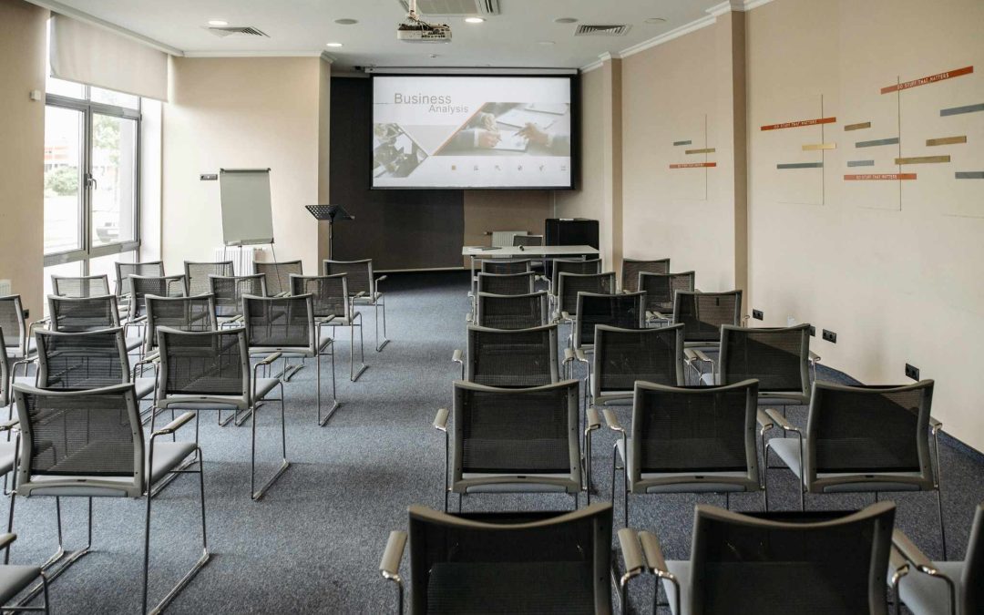 Sala preparada para una sesión formativa empresarial sobre compliance fiscal y normativa corporativa.