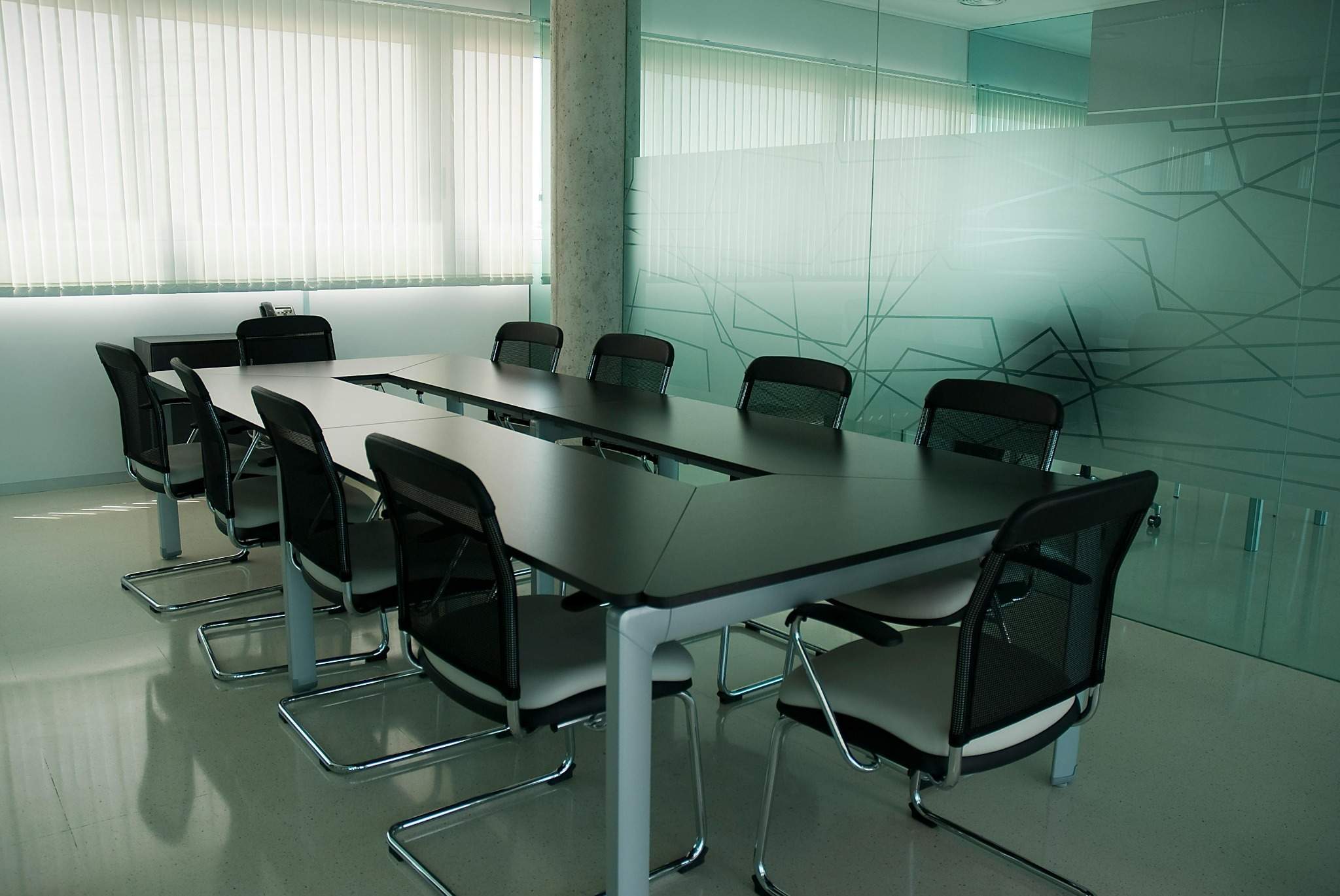 Sala de reuniones corporativa utilizada para encuentros institucionales y acuerdos profesionales.